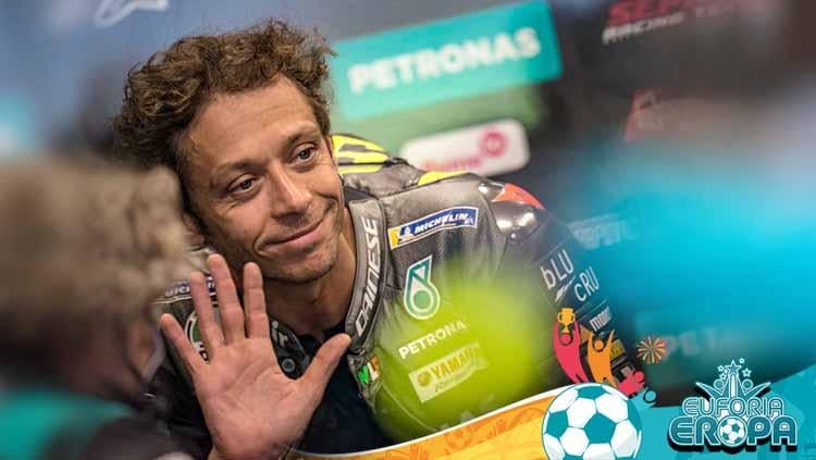Jelang masa pensiun, Valentino Rossi dibuat ‘sedikit marah’ oleh Francesco Bagnaia yang gagal menjegal Fabio Quartararo juara MotoGP Emilia Romagna 2021. - INDOSPORT