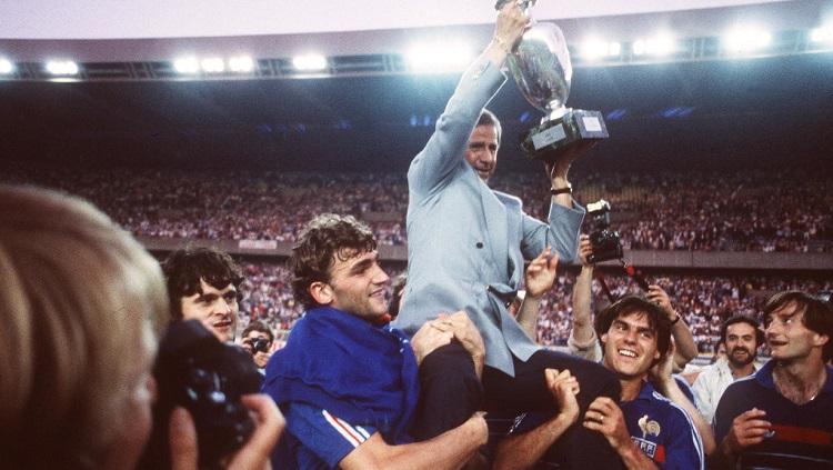 Pelatih legendaris Prancis, Michel Hidalgo, mengarak trofi Piala Eropa usai membawa timnya mengalahkan Spanyol di final, 27 Juni 1984.