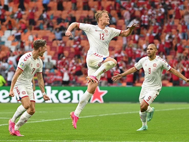 Selebrasi pemain Denmark usai cetak gol ke gawang Wales di Euro 2020. Copyright: Lukas Schulze/Getty Images