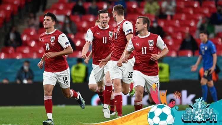 Selebrasi pemain Austria, Sasa Kalajdzic (nomor 25) merayakan golnya dengan Michael Gregoritsch.