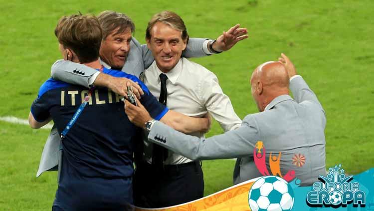 Gabriel Oriali merayakan dengan pelatih Italia Roberto Mancini pada peluit akhir pada pertandingan babak 16 besar Euro 2020.