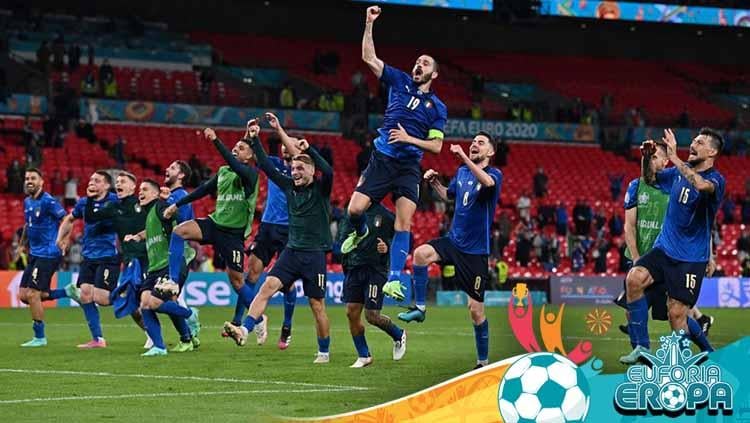 Para pemain Italia merayakan kemenangan setelah perpanjangan waktu dalam pertandingan babak 16 besar UEFA EURO 2020. Copyright: BEN STANSALL/POOL/AFP via Getty Images