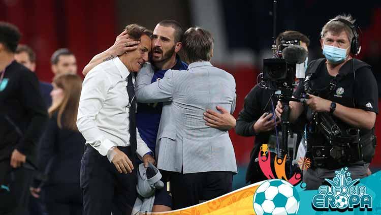 Pelatih Italia, Roberto Mancini, dan bek Italia, Leonardo Bonucci, merayakan kemenangannya.