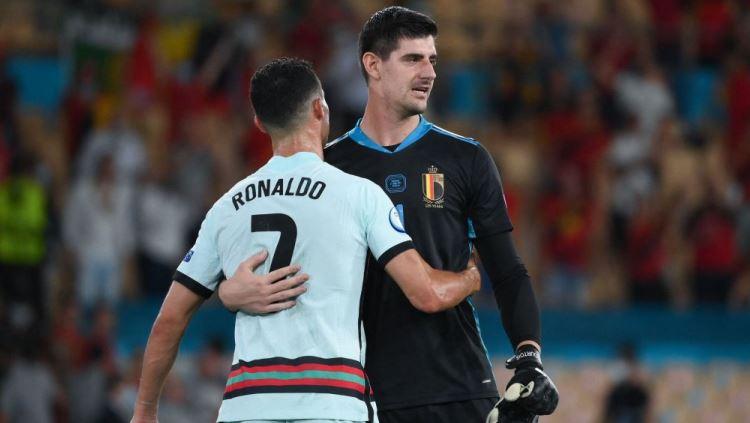 Thibaut Courtois (kanan), saat bermain untuk Timnas Belgia. Foto: LLUIS GENE/POOL/AFP via Getty Images.