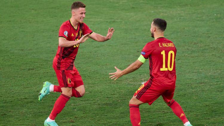 Thorgan Hazard merayakan gol dengan Eden Hazard di laga Euro 2020 Belgia vs Portugal. - INDOSPORT