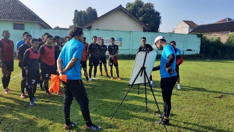 Pelatih Sriwijaya FC, Nilmaizar, memberikan arahan taktik dan strategi saat latihan tim, beberapa waktu lalu.