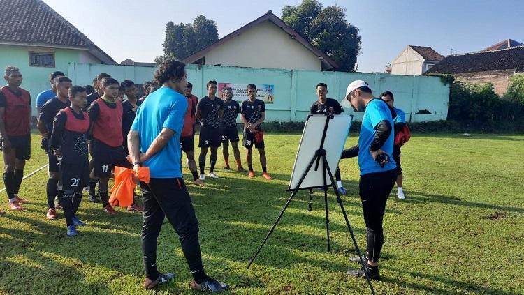 Pelatih Sriwijaya FC, Nilmaizar, memberikan arahan taktik dan strategi saat latihan tim, beberapa waktu lalu. - INDOSPORT