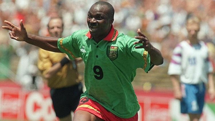 Selebrasi Roger Milla usai mencetak gol untuk Kamerun dalam pertandingan Piala Dunia kontra Rusia, 28 Juni 1994 silam. - INDOSPORT