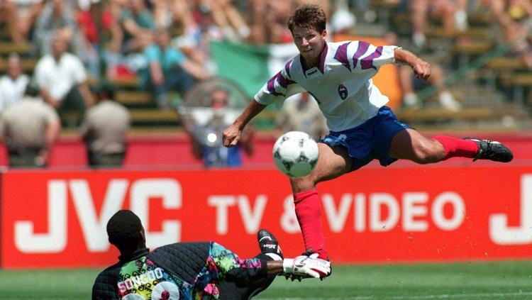 Aksi striker legendaris Rusia, Oleg Salenko, dalam pertandingan Piala Dunia kontra Kamerun, 28 Juni 1994. - INDOSPORT