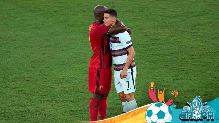 Romelu Lukaku trlihat menghibur Cristiano Ronaldo.
