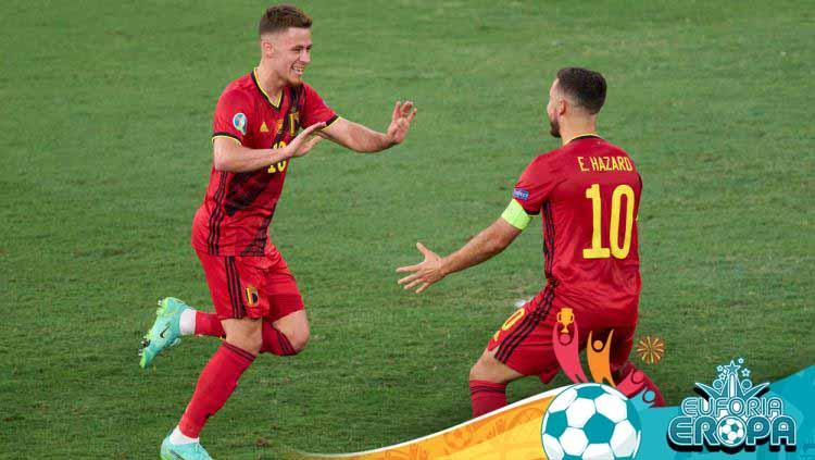 Thorgan Hazard merayakan gol dengan Eden Hazard di laga Euro 2020 Belgia vs Portugal. - INDOSPORT