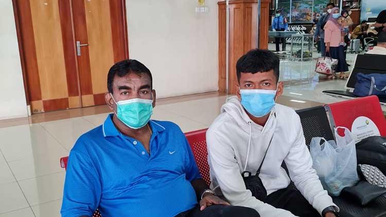 Sekertaris klub PSMS, Julius Raja (kiri), saat mendampingi Ilham Fathoni (kanan) saat hendak kembali bertolak pulang ke Medan dari Banda Aceh, Senin (28/06/21).