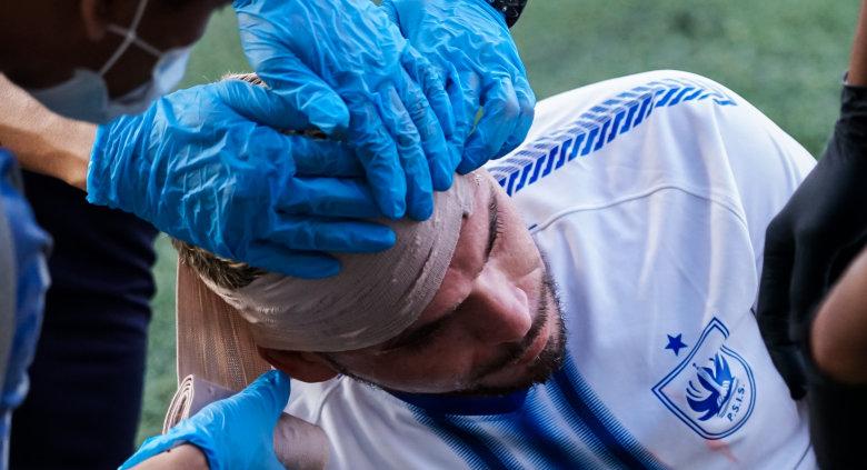 Pemain PSIS, Wallace Costa saat mendapat perawatan pasca-mengalami benturan dalam laga melawan PSIM.