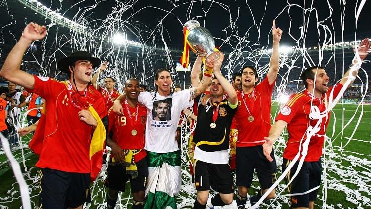 Segenap pemain Spanyol mengarak trofi Piala Eropa usai mengalahkan Jerman di final, 29 Juni 2008. - INDOSPORT