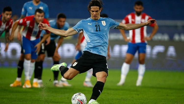 Sontekan penalti Edinson Cavani yang membuat Uruguay unggul atas Paraguay di laga terakhir grup A Copa America 2021 (29/06/21).