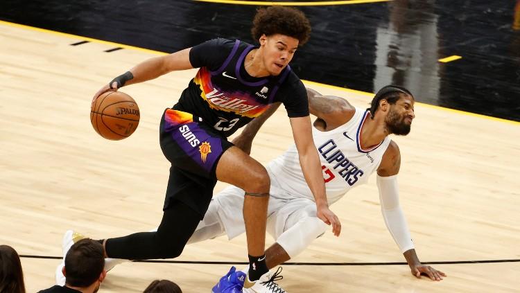 Cameron Johnson berduel dengan Paul George di game ke-5 Final Wilayah NBA 2021 (29/06/21).