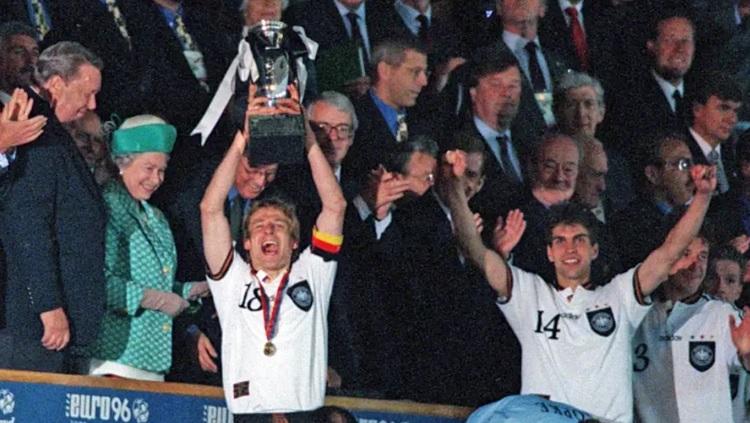 Timnas Jerman menjuarai Piala Eropa usai mengalahkan Republik Ceko di final, 30 Juni 1996.