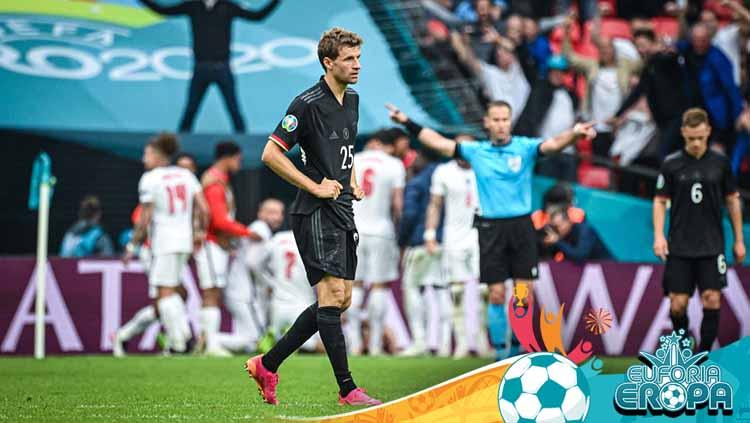Pemain Timnas Jerman, Thomas Müller terlihat sedih setelah timnya kalah di babak 16 besar. Copyright: Marvin Ibo Guengoer/Getty Images