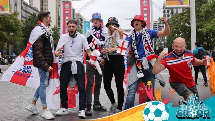 Fans Inggris merayakan kemenangan timnya di depan stadion.