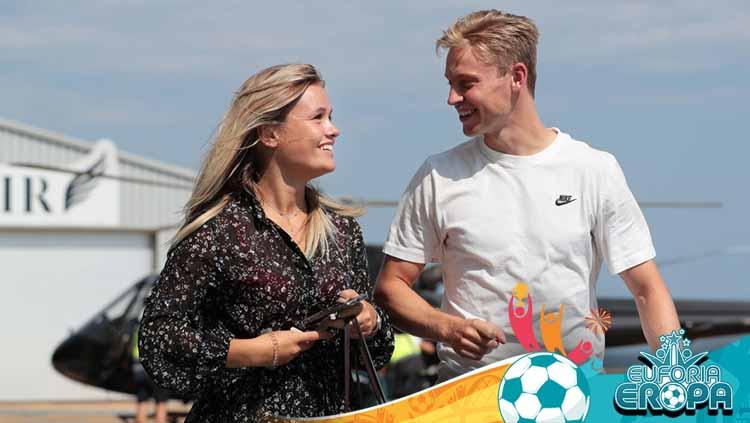 Kekasih Frenkie de Jong, Mikky Kiemeney, memberi jawaban kocak saat membocorkan kapan gelandang asal Belanda tersebut datang ke Manchester United. - INDOSPORT