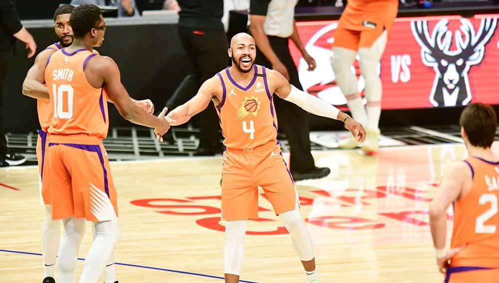 Selebrasi pemain basket Phoenix Suns, Jevon Carter bersama teman satu timnya usai memenangkan pertandingan atas LA Clippers.