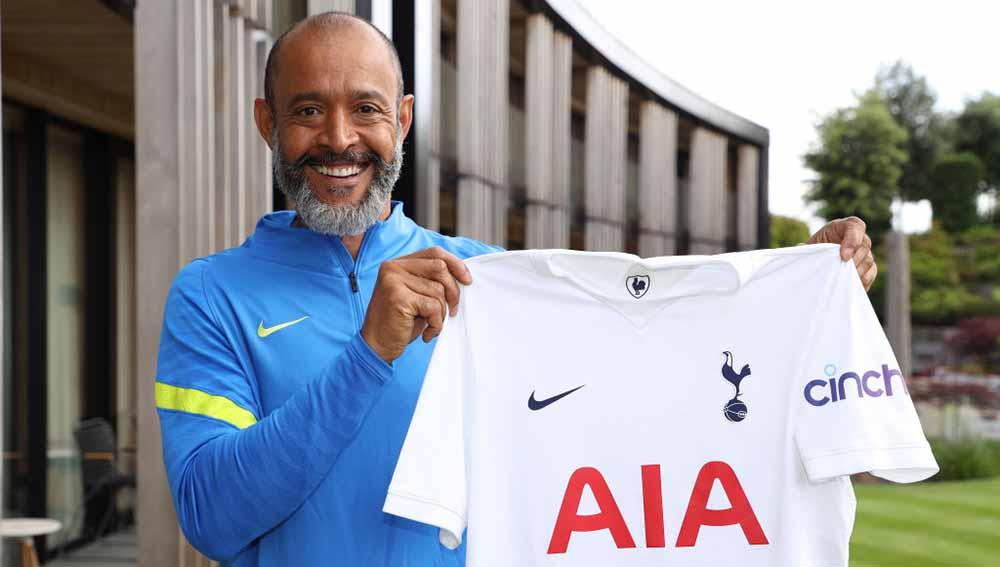 Pelatih baru Tottenham Hotspur, Nuno Espirito Santo saat berpose di Pusat Pelatihan Tottenham Hotspur.