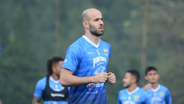 Pemain asing Persib Bandung, Mohammed Rashid, mengkritik kompetisi lanjutan BRI Liga 1 2021-22 yang digelar di Bali, seperti hanya untuk liburan. - INDOSPORT