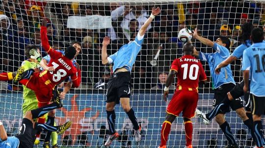 Aksi striker Uruguay, Luis Suarez, menghentikan peluang Ghana dalam pertandingan Piala Dunia, 2 Juli 2010.