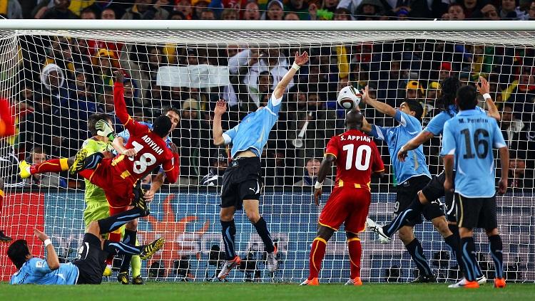 Aksi striker Uruguay, Luis Suarez, menghentikan peluang Ghana dalam pertandingan Piala Dunia, 2 Juli 2010.