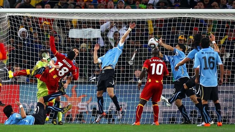 Aksi striker Uruguay, Luis Suarez, menghentikan peluang Ghana dalam pertandingan Piala Dunia, 2 Juli 2010. - INDOSPORT