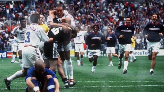 Pemain Prancis bersuka cita usai mengalahkan Italia via adu penalti dalam pertandingan Piala Dunia, 3 Juli 1998.