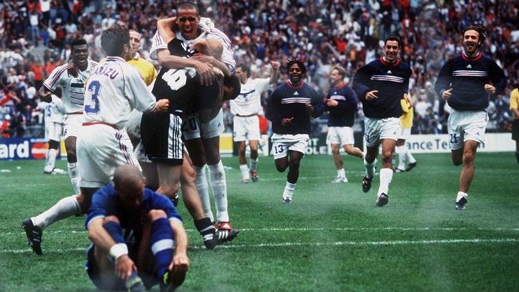 Pemain Prancis bersuka cita usai mengalahkan Italia via adu penalti dalam pertandingan Piala Dunia, 3 Juli 1998.