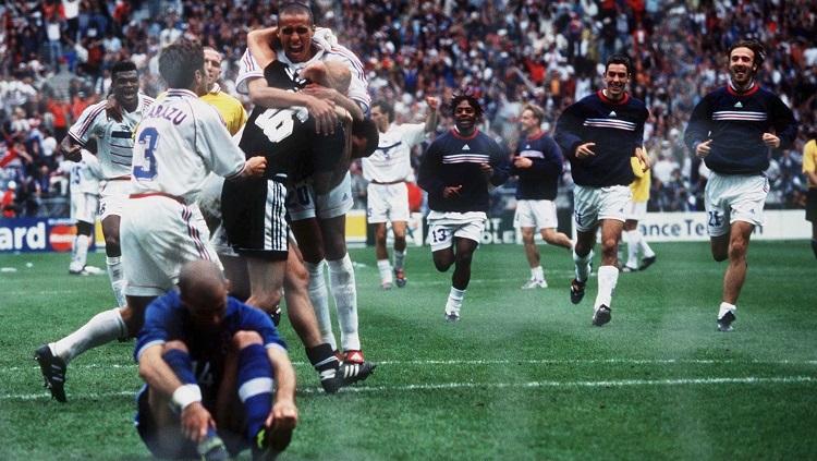 Pemain Prancis bersuka cita usai mengalahkan Italia via adu penalti dalam pertandingan Piala Dunia, 3 Juli 1998. - INDOSPORT