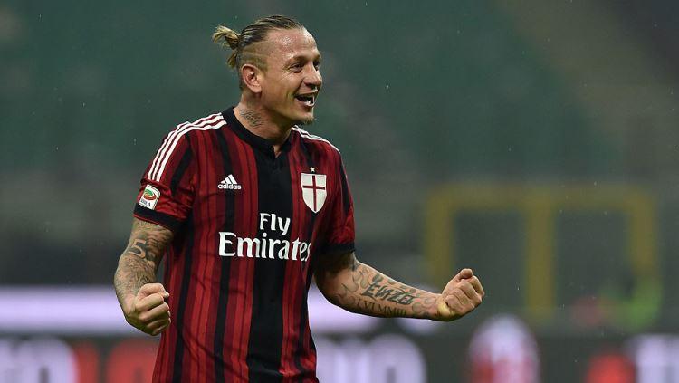 Philippe Mexes saat membela AC Milan.
