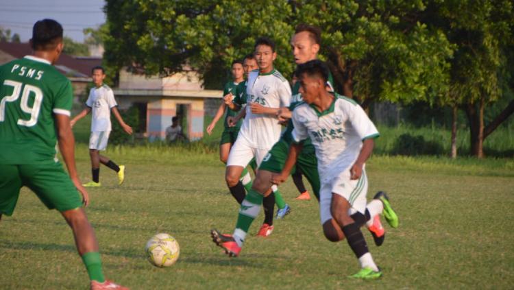 Pemain PSMS Medan saat melakoni laga uji coba, Jumat (2/7/21) sore.