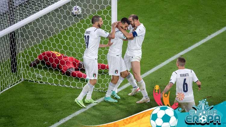 Leonardo Spinazzola (tengah) merayakan dengan Giorgio Chiellini (kanan) dan Leonardo Bonucci, UEFA Euro 2020 antara Belgia dan Italia.