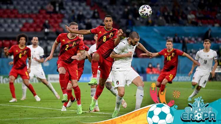 Duel pemain Belgia, Youri Tielemans untuk mendapatkan sundulan dengan Leonardo Bonucci dari Italia di perempat final Kejuaraan UEFA Euro 2020.