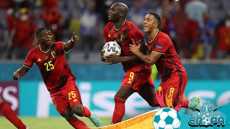 Romelu Lukaku dari Belgia merayakan dengan Jeremy Doku dan Youri Tielemans usai mencetak gol pertama timnya.
