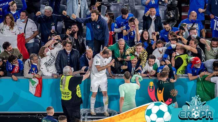 Pemain Timnas Italia, Giorgio Chiellini merayakan kemenangan dengan para pendukungnya pada perempat final Kejuaraan UEFA Euro 2020 antara Belgia dan Italia. Copyright: Markus Gilliar/Getty Images