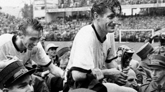 Jerman Barat menjuarai Piala Dunia usai mengalahkan Hungaria di final, 4 Juli 1954.