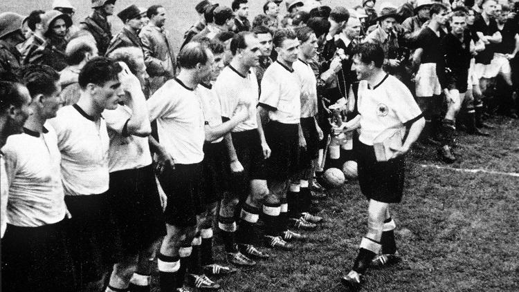 Jerman Barat menjuarai Piala Dunia usai mengalahkan Hungaria di final, 4 Juli 1954.
