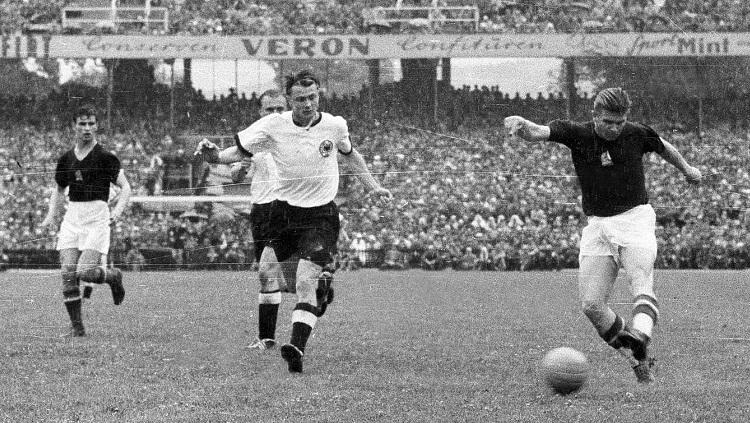 Aksi legenda Hungaria, Ferenc Puskas, dalam pertandingan final Piala Dunia kontra Jerman Barat, 4 Juli 1954. - INDOSPORT