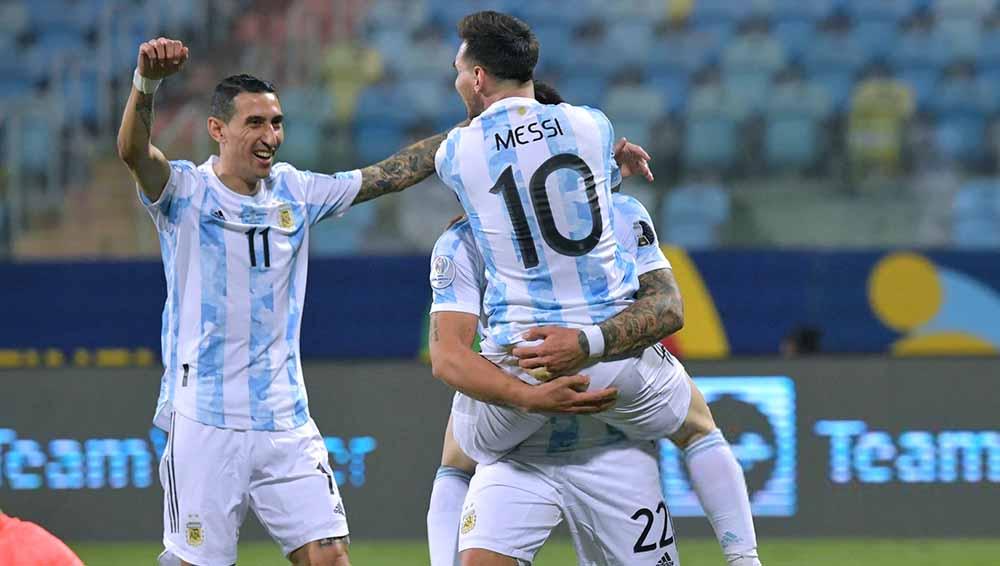 Selebrasi pemain Argentina, Lionel Messi bersama Angel Di Maria usai mencetak gol untuk timnya melalui penalti antara Argentina vs Ekuador.