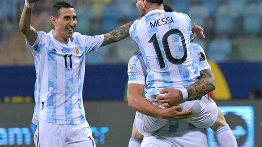 Lionel Messi mengamuk bersama Timnas Argentina saat melawan Estonia, Senin (06/06/22). Foto: NELSON ALMEIDA/AFP via Getty Images.