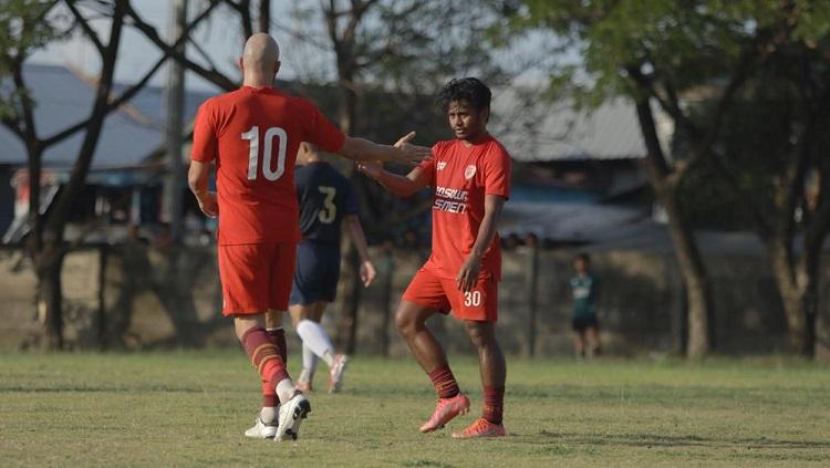 Caretaker pelatih PSM Makassar, Syamsuddin Batola, tersenyum lebar setelah Zulkifli Syukur cs. pesta gol di uji coba pramusim Liga 1.