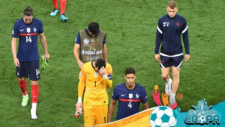 Para pemain Prancis terlihat sedih saat mereka keluar dari lapangan di babak 16 besar UEFA EURO 2020.