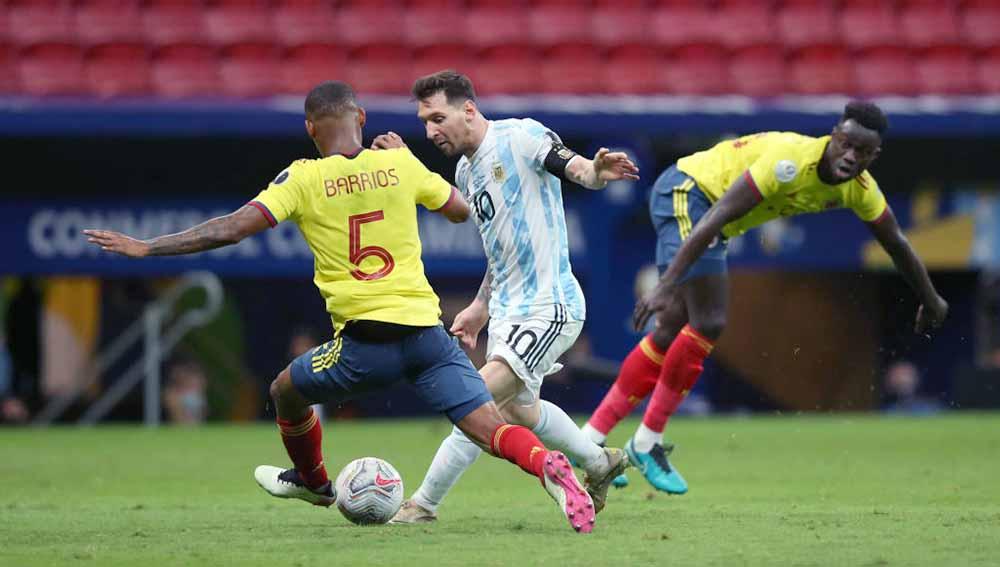 Duel pemain Kolombia, Wilmar Barrios dengan pemain Argentina Lionel Messi semifinal Copa America Brasil 2021 antara Argentina dan Kolombia.