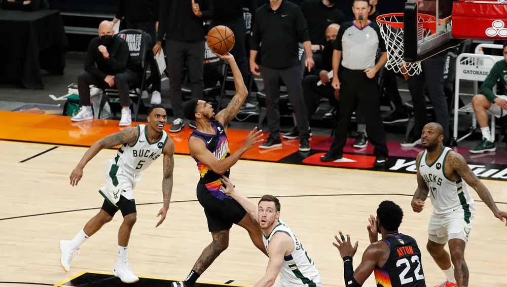 Pebasket Phoenix Suns Cameron Payne melakukan tembakan melawan Milwaukee Bucks game pertama NBA Finals.