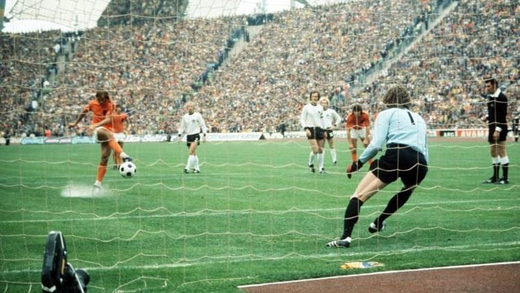 Striker Belanda, Johan Neeskens, mengeksekusi penalti dalam pertandingan final Piala Dunia kontra Jerman Barat, 7 Juli 1974. - INDOSPORT