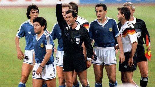 Legenda Argentina, Diego Maradona, menerima kartu kuning dalam pertandingan final Piala Dunia kontra Jerman Barat, 8 Juli 1990.
